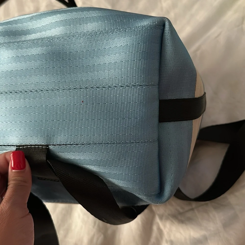 HARVEYS Alice In Wonderland Park Hopper Seatbelt Bag